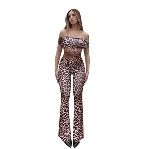Combinaison à imprimé léopard avec épaules dénudées et pantalon à taille haute évasé