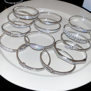 Vue rapprochée de divers bracelets en zircone argentée aux motifs géométriques variés