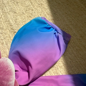 Détail du tissu de bikini extensible avec dégradé bleu-violet et coutures renforcées