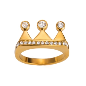 Bague couronne élégante plaquée or 18 carats avec zircons sur fond blanc