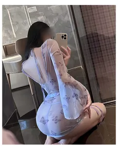 Vue détaillée du dos d'un peignoir en mesh violet à imprimé papillon avec dos nu sexy