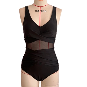Détail du maillot de bain noir avec panneaux en résille et taille plissée croisée