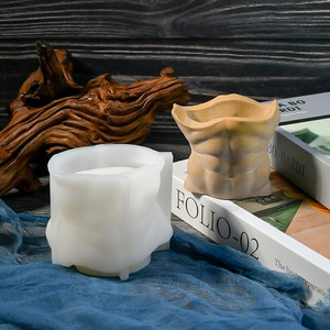 Molde de silicona de torso masculino para macetas de yeso sobre fondo de madera oscura