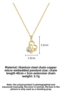 Détail du pendentif cœur et nœud en acier titane avec des pierres de zircone brillantes