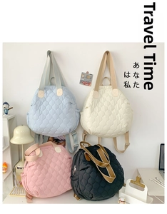Dettaglio di quattro zaini trapuntati colorati con trama a rombi e tasche laterali