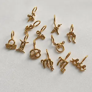 Exquisitos colgantes del zodiaco en acero inoxidable chapado en oro 14K con circonitas.