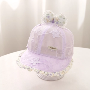 Détails de broderie en dentelle et nœud sur un chapeau de soleil lavande pour bébé