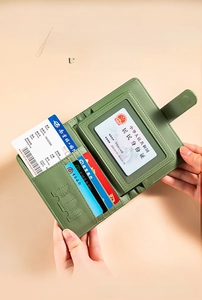 Dettaglio interno porta passaporto verde salvia con slot per carte e scomparti per SIM