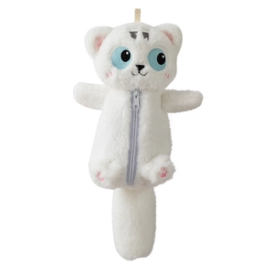 Détail de la trousse chat en peluche blanche avec yeux bleus et broderies roses