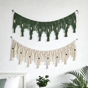Böhmischer Macramé-Wandteppich mit Holzperlen und Fransen für moderne Heimdeko