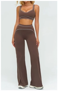 Détail de l'ensemble de yoga marron avec pantalon évasé et passepoil blanc contrastant