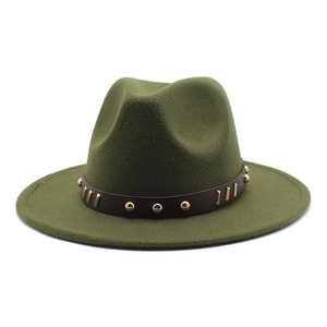 Dettaglio del cappello fedora verde militare in lana con cinturino in pelle e borchie