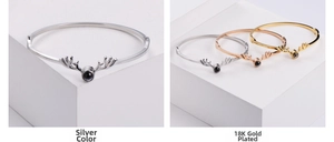 Dettaglio del bracciale corna di cervo in acciaio, oro e oro rosa con inserto nero