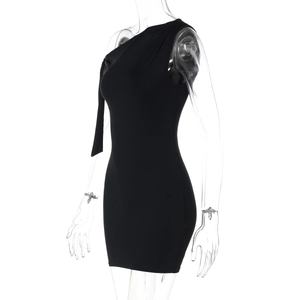 Détail de la robe mini noire à une épaule avec nœud attaché et tissu extensible lisse