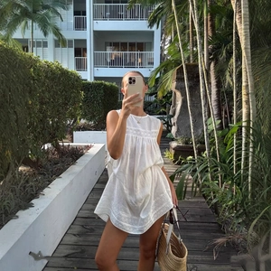 Weiβes ärmelloses Kleid aus Baumwolle mit Lochstickerei für den Urlaub und die Freizeit