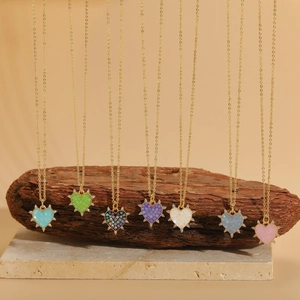 Colliers plaqués or 14 carats avec pendentifs cœur colorés et micro-cristaux