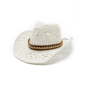 Weißer Cowboy-Strohhut mit Lochmuster-Webung und einem braunen dekorativen Lederband