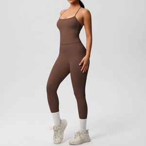 Détail d'un ensemble de yoga marron avec legging taille haute et brassière à dos croisé