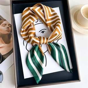 Foulard carré 70x70cm en soie avec motifs géométriques et pois dans un coffret