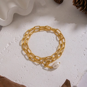 Collier minimaliste à maillons trombone dorés avec pendentif en perle naturelle
