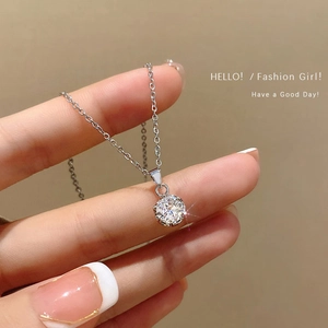 Collier élégant en acier titane argenté avec un pendentif brillant en zircone ronde