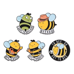 Lot de cinq épinglettes en émail créatives en forme d'abeille sur fond blanc pur