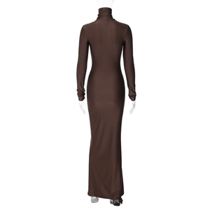 Détail du dos d'une robe longue moulante marron foncé avec col haut et texture satinée