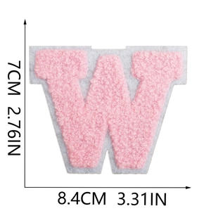 Toppa ricamata lettera W in ciniglia rosa con dimensioni 7cm altezza e 8,4cm larghezza