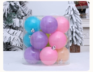 Détail de boules de Noël macarons dans une boîte cadeau sur une branche de sapin enneigée