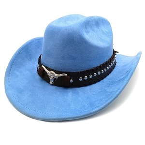 Dettaglio cappello da cowboy in camoscio azzurro con fibbia a testa di toro argento
