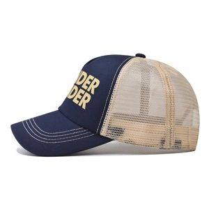 Cappellino trucker in cotone blu navy con rete beige e ricamo DER DER giallo di profilo