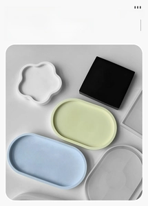 Vista macro degli stampi in silicone per resina in colori macaron e forme geometriche