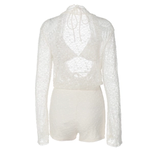 Vue arrière du combishort en dentelle blanche avec manches longues et dos ouvert