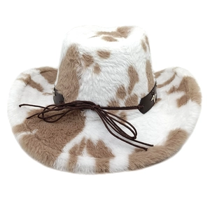 Détail du chapeau de cowboy en peluche motif vache avec bande en cuir et rivets étoiles
