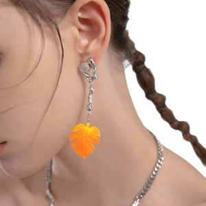 Boucles d'oreilles feuille d'érable orange vif avec chaîne argentée et perle grise