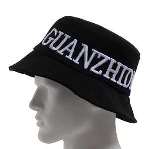 Bob classique en coton noir avec broderie de lettres blanches en 3D pour l'été