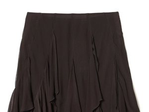 Vue détaillée du tissu en mousseline marron foncé avec volants superposés irréguliers
