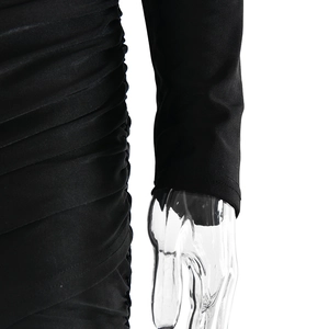 Détail du plissé latéral et de la texture du tissu froncé sur la robe noire ajustée