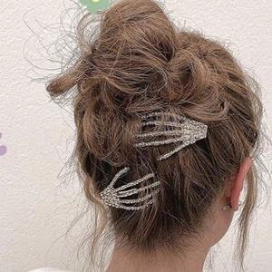 Barrettes main de squelette en strass gothiques sur une coiffure d'Halloween