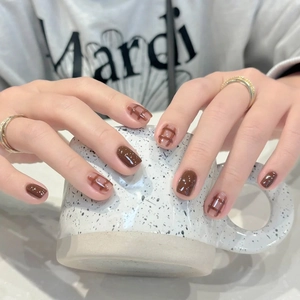 Short Press On Nails Caramel Brown Plaid Pattern Glossy Square Round Artificial False Nails For Women Retro Minimalist
