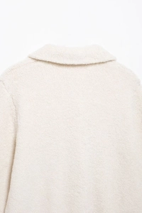 Vue détaillée du dos du cardigan blanc cassé en fausse fourrure avec maille texturée