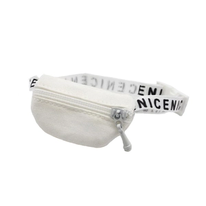 Détail d'un sac banane pour poupée en toile blanche avec sangle à motif noir