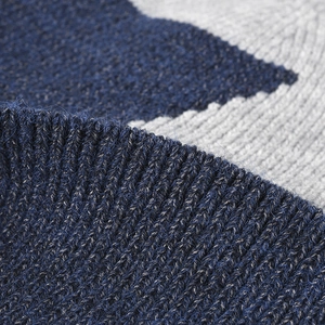 Dicke warme Strickmütze mit Kontrastnähten in Marineblau und Grau und strukturierter Wolle