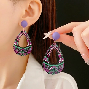 Boucles d'oreilles bohèmes en forme de goutte avec motifs géométriques colorés