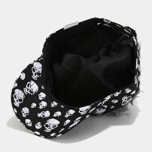 Casquette en coton noir avec motifs têtes de mort et détail de perruque en peluche