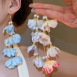 Vue détaillée de longues boucles d'oreilles fleurs en tissu et perles bleues et roses