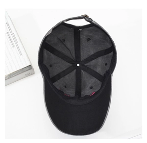 Détails de l'intérieur d'une casquette en coton lavé avec boucle en métal réglable