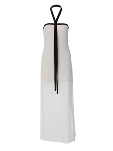 Robe mi-longue moulante dos nu élégante en contraste noir et blanc, style minimaliste