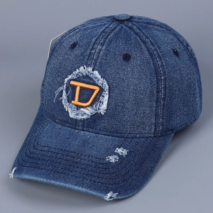 Dettaglio cappellino da baseball in denim invecchiato con ricamo D arancione e bordi sfrangiati
