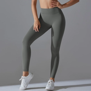 Detail der nahtlosen dunkelgrauen Yogahose mit hoher Taille und geripptem Kompressionsbund